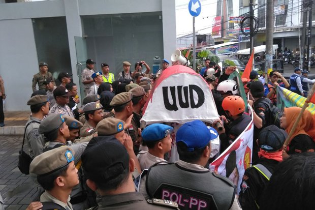 Puluhan Aktivis Tolak Sepadan Setu Pamulang Dijadikan Jalan Tol