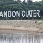 “Tapi, sangat disayangkan bila pengunjung di sana hanya melihat tandon air dan gedung Blandongan. Area itu harus dikelola secara terpadu dengan sejumlah kegiatan budaya dan seni yang terjadwal,” katanya, Senin (17/4/2017). Menurutnya, secara pribadi maupun pimpinan Tangsel Club, perhimpunan masyarakat Tangsel dari berbagai profesi untuk kemajuan kotanya, telah menyampaikan kepada Pemkot terkait pengelolaan Tandon Ciater. Tondon Ciater terletak di Kelurahan Ciater, Kecamatan Serpong, merupakan danau buatan seluas 6 ha yang dilengkapi jogging track, rumah adat Blandongan, musola dan area perkemahan, rame pengunjung khususnya pada akhir pekan. Dia menjelaskan area Tandon Ciater sangat strategis dan memiliki prospek bagus untuk dikembangkan menjadi kawasan wisata alam dan seni budaya yang menarik. Untuk itu, imbuhnya, ada dua fokus yang harus dilakukan dalam pengelolaan Tandon Ciater, yaitu Pertama, gedung Belandongan agar berfungsi sebagai gedung heritage Tangsel tanpa mengubah fungsi dan ciri khasnya. Adapun yang Kedua, area keseluruhan Tandon Ciater menjadi pusat wisata seni budaya dengan dibangun miniatur rumah adat lainnya dari etnis yang ada di Tangsel, seperti rumah adat Sunda, Betawi dan China. “Rumah adat itu lengkap dengan segala variable adat dan seni budayanya, yang merupakan arus besar budaya di Tangsel,” ujarnya.